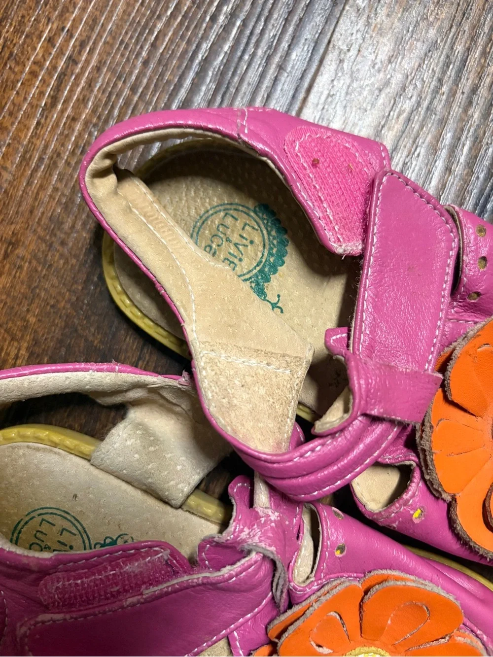 VTG Livie & Luca Fuchsia Pink Leather Bloom Flower Sandals Size 9
